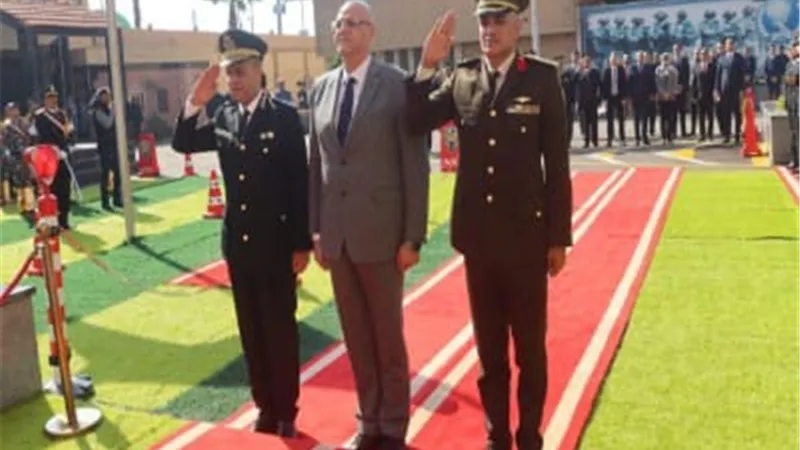 محافظ القليوبية يهنئ مساعد وزير الداخلية ويضع اكليل الزهور على قبر الجندى المجهول