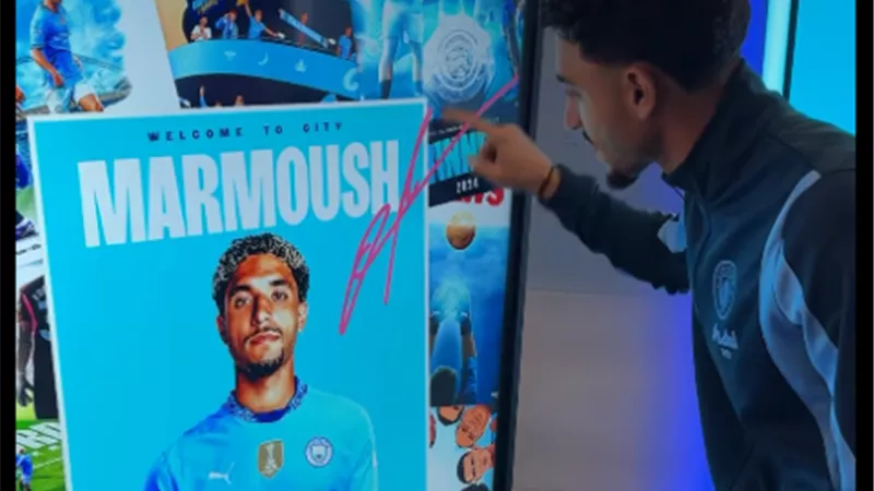 فيديو .. مرموش يوقع على بوستر تقديمه لاعبا للسيتي