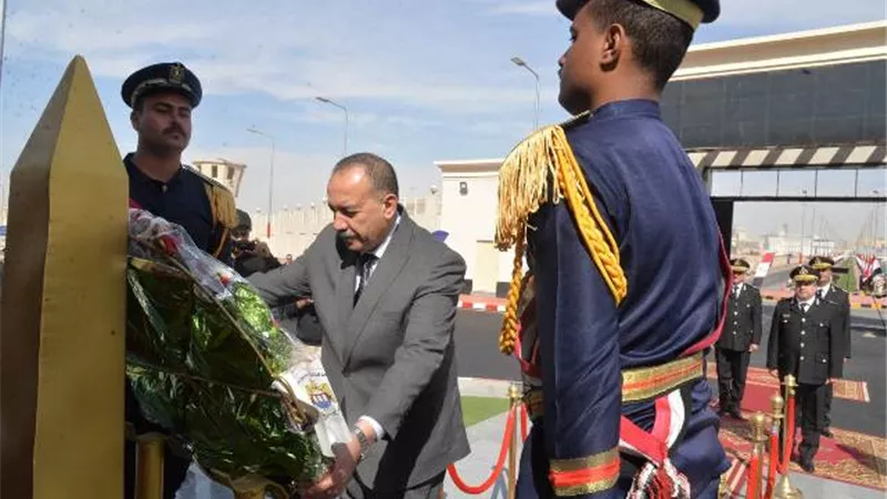 محافظ أسيوط يشارك في وضع إكليل الزهور على نصب شهداء الشرطة