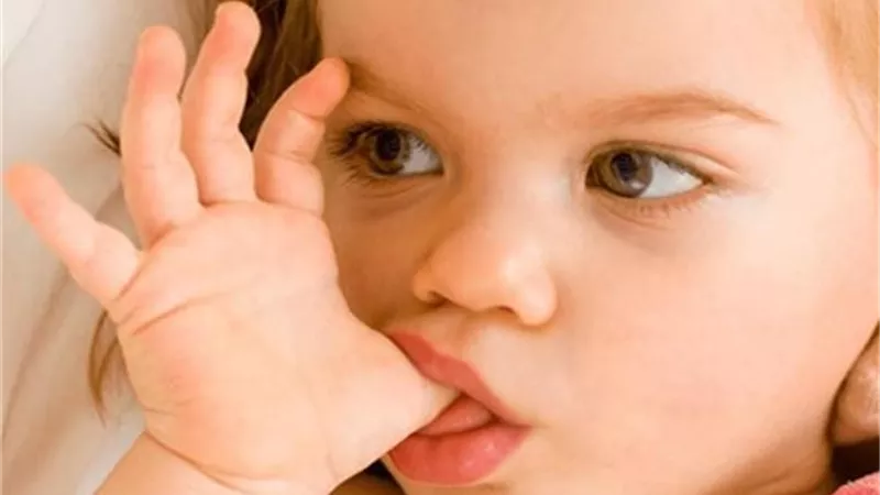 مشاكل في الفك .. أبرز مخاطر مص الإصبع لدى الأطفال