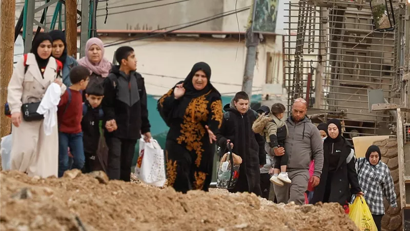مئات الفلسطينيين يغادرون مخيم جنين