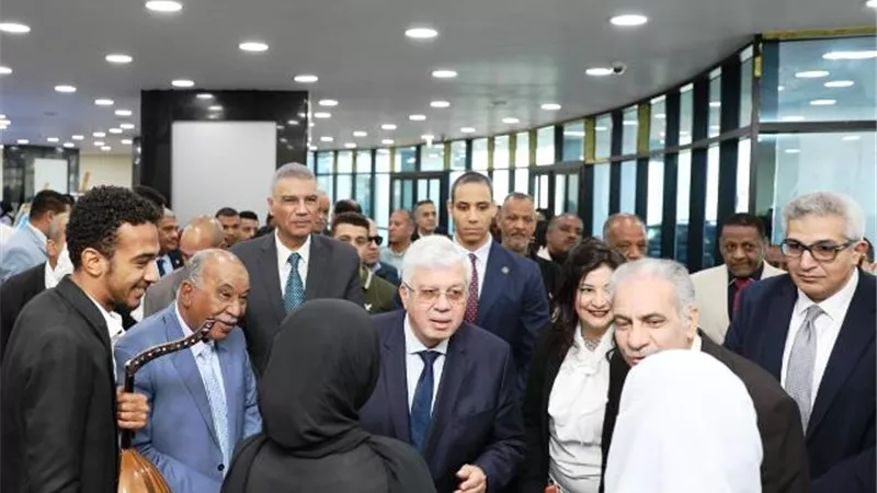 وزير التعليم العالى ومحافظ أسوان يتفقدان معرض الفنون التشكيلية