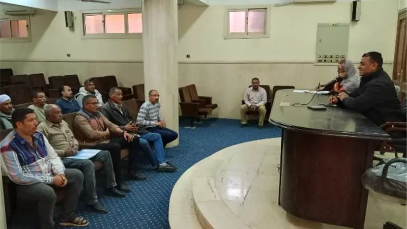 رئيس مدينة البياضية بالأقصر يبحث طلبات المواطنين باليوم المفتوح