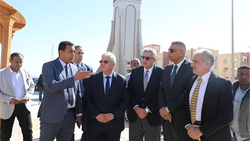 وزير التعليم العالي ومحافظ أسوان يتفقدان مبنى كلية طب الأسنان