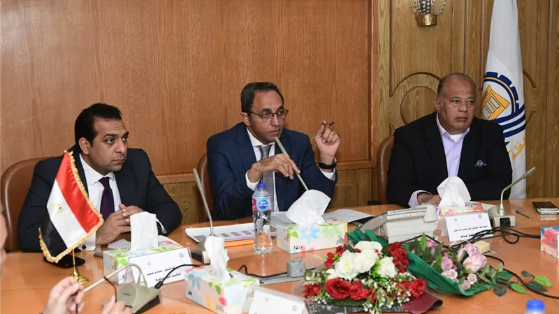 محافظ قنا يتابع مستجدات تقنين أراضي أملاك الدولة