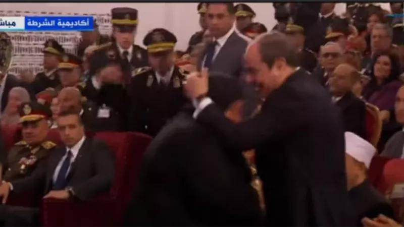الرئيس السيسي يقبل رأس والدة الشهيد عمر القاضي