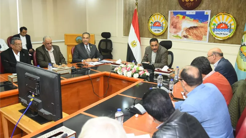 محافظ مطروح يتابع تنفيذ مشروعات الخطة الاستثمارية للعام المالى