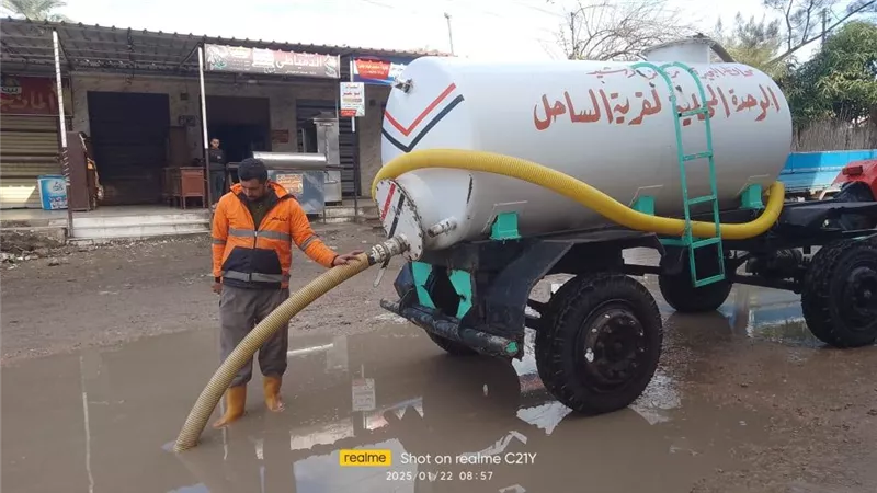 الدفع بالمعدات لسحب تجمعات الامطار وتسهيل المرور بشوارع الدلنجات