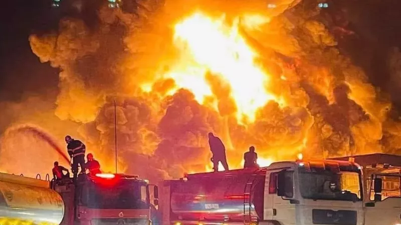 إخماد حريق اندلع بمشأة نفطية في حقل الرميلة بالعراق
