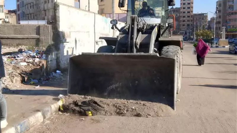 حملة نظافة ورفع اشغالات بمحيط منطقة الروض بحي الأربعين بالسويس