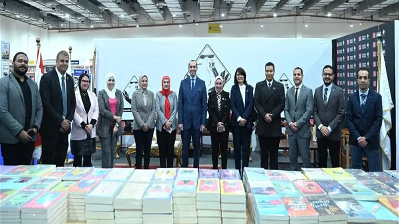 وزير الشئون النيابية يتفقد موقع التنسيقية بجناح عصير الكتب بمعرض الكتاب