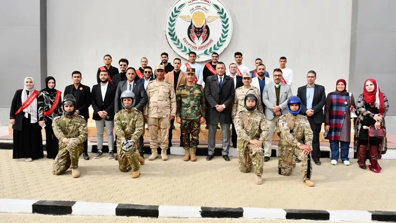 قيادة قوات الدفاع الشعبى والشئون المعنوية تنظمان زيارة لوفد من الإعلاميين لقيادة قوات المظلات