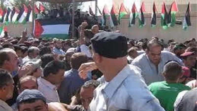 مئات الفلسطينيين يستقبلون الأسرى المفرج عنهم لدى وصولهم رام الله