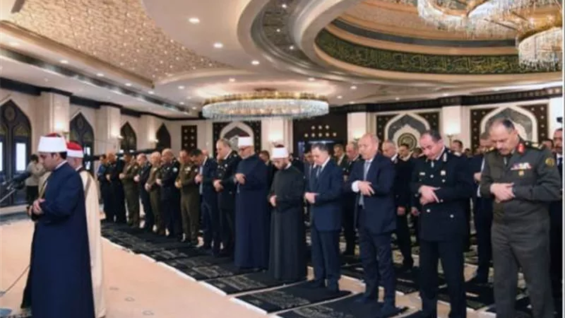 وزير الداخلية يؤدى صلاة الجمعة بمسجد الشرطة بالقاهرة الجديدة
