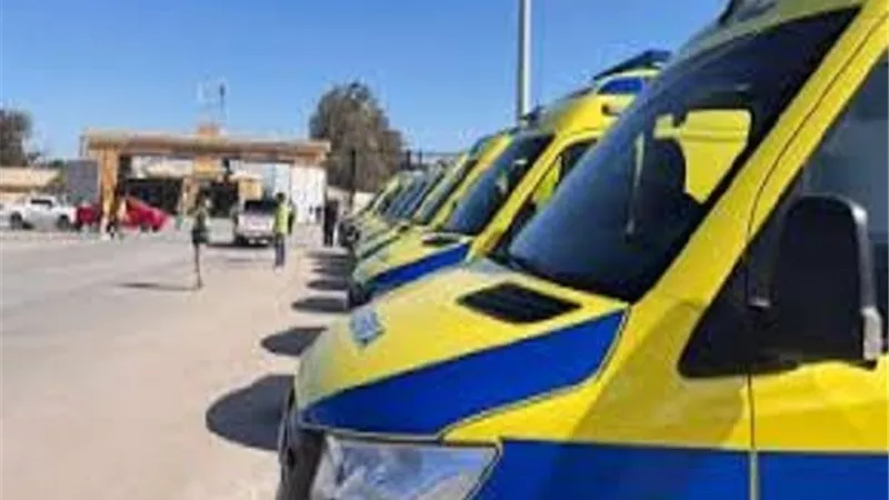 عشرات سيارات الإسعاف في معبر رفح لتقديم الدعم للأسرى الفلسطينيين