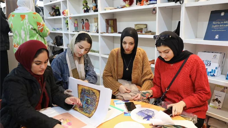 قومي المرأة ينظم ورشًا للحرف اليدوية بجناحه بمعرض الكتاب