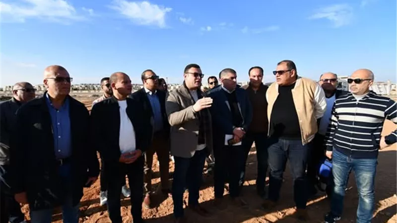 وزير الاسكان يتفقد رفع كفاءة الطرق والمحاور والمشروعات بالأراضي المضافة للشروق