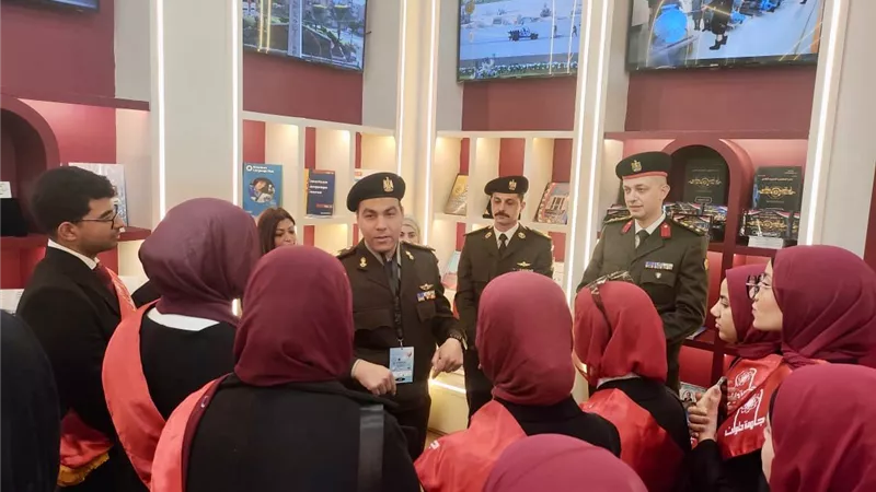طلاب جامعة حلوان يزورون الجناح العسكري فى معرض القاهرة للكتاب