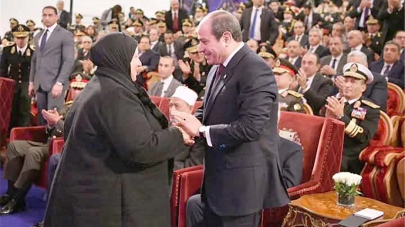 والدة الشهيد عمر القاضي: تكريم الرئيس السيسي تاج فوق راسي.. والخونة يحاولون تخريب البلد