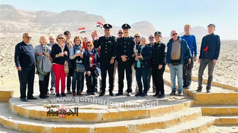 شرطة السياحة تقدم الورود والهدايا لزائري المناطق الأثرية بالمنيا