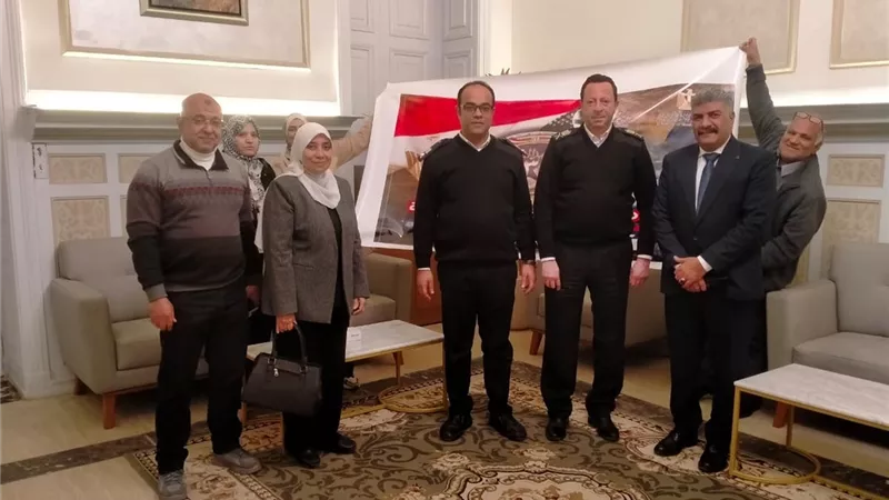 رئيس حي الدقي يزور مأمور القسم لتقديم التهنئة بعيد الشرطة