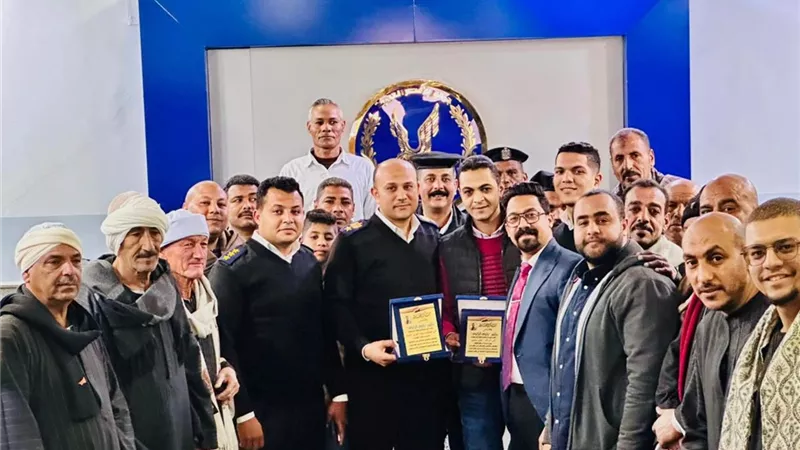 نائب مدير مستشفى الوقف يكرم مأمور وضباط المركز
