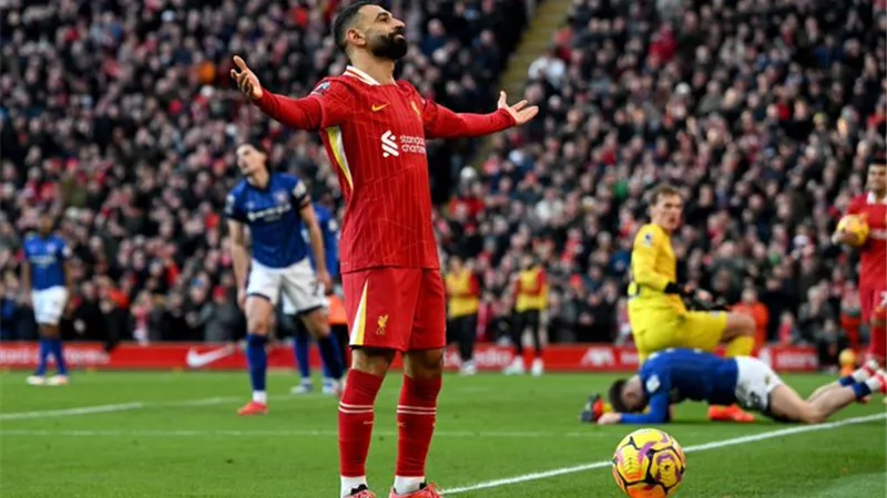 شاهد .. لاعبو إيبسويتش بعد نهاية المباراة يريدون تيشيرت محمد صلاح