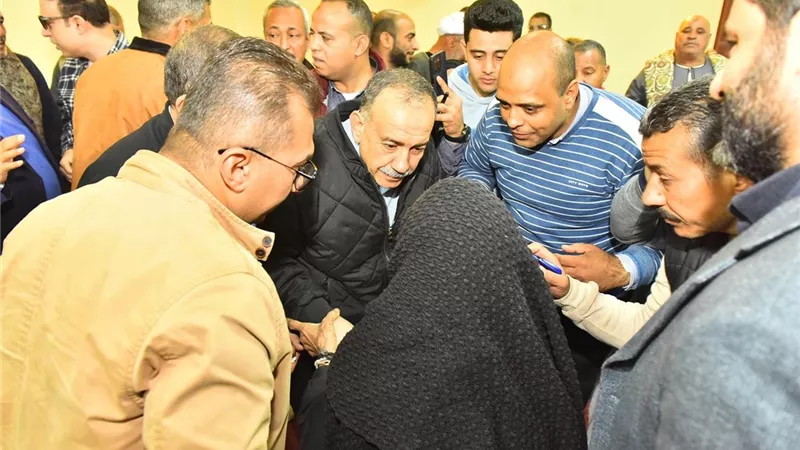 محافظ أسيوط يلتقي المواطنين عقب صلاة الجمعة بمسجد الفرغل بأبوتيج