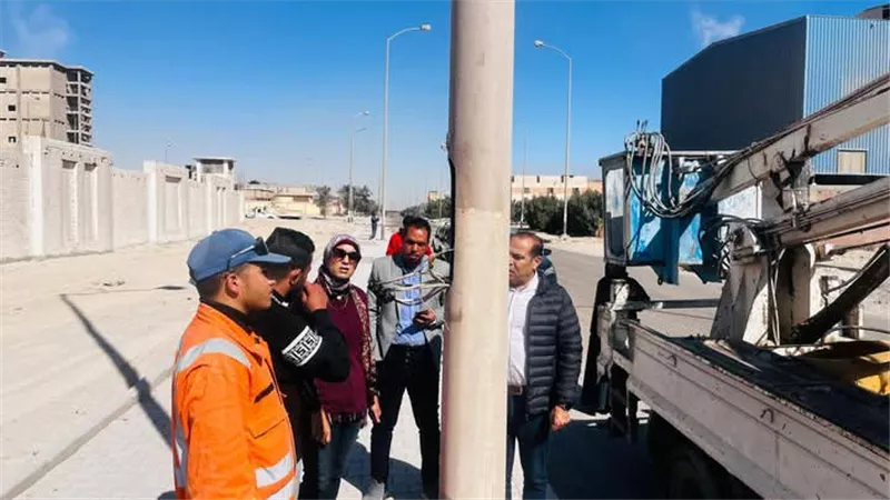 رئيس جهاز مدينة السويس الجديدة تتفقد شبكة إنارة الحي الصناعي