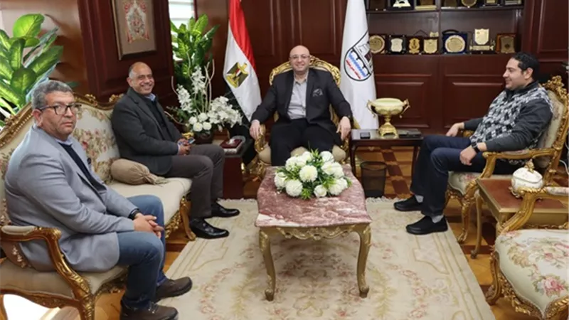 محافظ بني سويف يستعرض الموقف التنفيذي لمشروعات الطرق والكباري