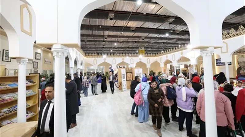 توافد الزوار لمتابعة انشطة جناح الازهر بمعرض الكتاب