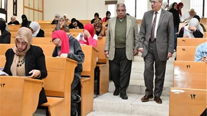 نائب رئيس جامعة القناة يتفقد امتحانات الدراسات العليا بكلية التربية
