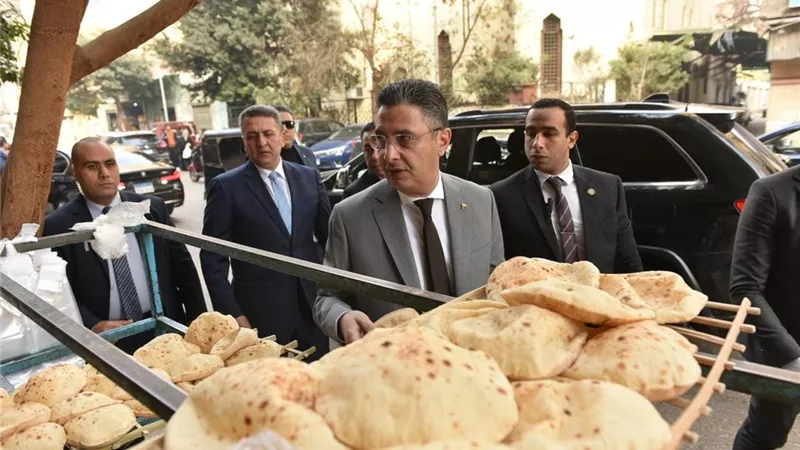وزير التموين في جولة مفاجئة بالجيزة لمتابعة توافر الخبز والسلع