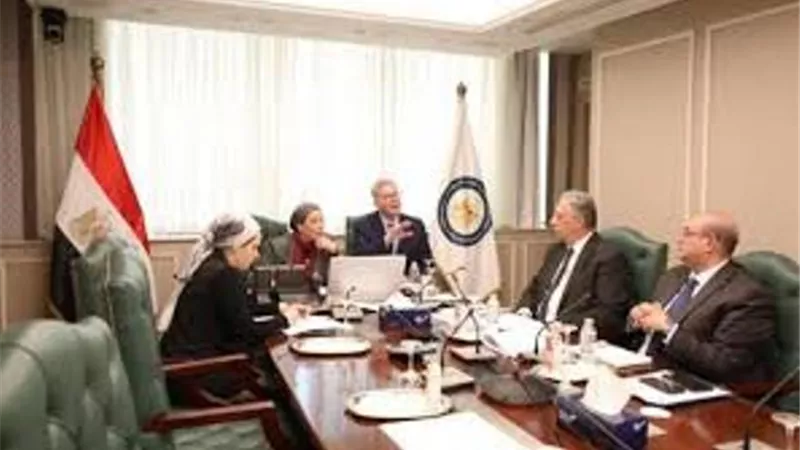 مباحثات بين وزيري البترول والبيئة لخفض الانبعاثات