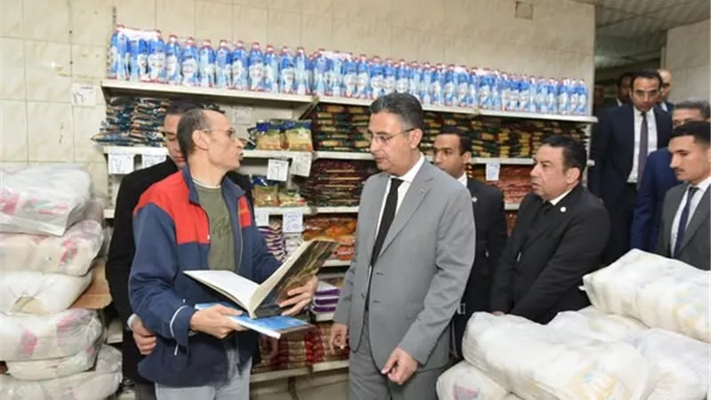 وزير التموين يطمئن على توافر الخبز والسلع الأساسية