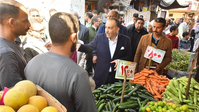 محافظ أسيوط يتفقد سوق الخضار والفاكهة بمنطقة الأربعين بحي غرب