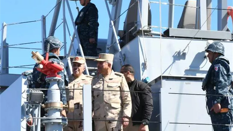 وزير الدفاع يتفقد قاعدة البحر الأحمر البحرية ويلتقى بعدد من المقاتلين