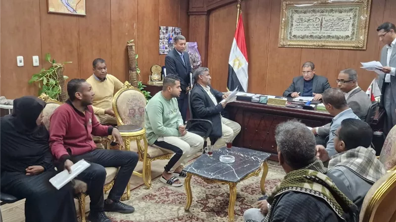 السكرتير المساعد بالأقصر يبحث مشكلات المواطنين باليوم المفتوح