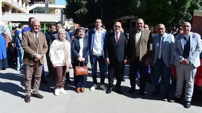 رئيس جامعة سوهاج يهنئ أبناءه خريجي الطب البشري الدفعة ٣١