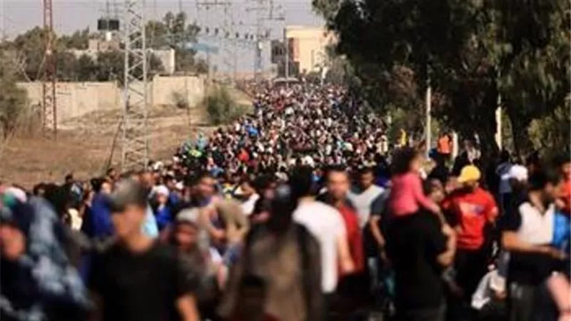 «القاهرة الإخبارية»: ازدحام يزداد بمنطقة صلاح الدين منذ الإعلان عن فتح الطريق لشمال غزة