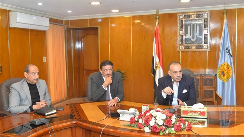 محافظ أسيوط يوجه بإعادة تدوير المخلفات الزراعية كمشاريع إقتصادية