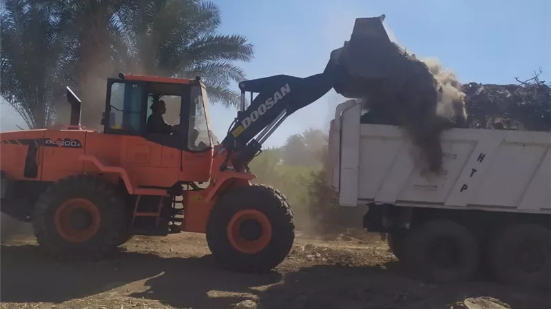 رئيس مركز الزينية بالأقصر يتابع أعمال النظافة ورفع كفاءة إنارة