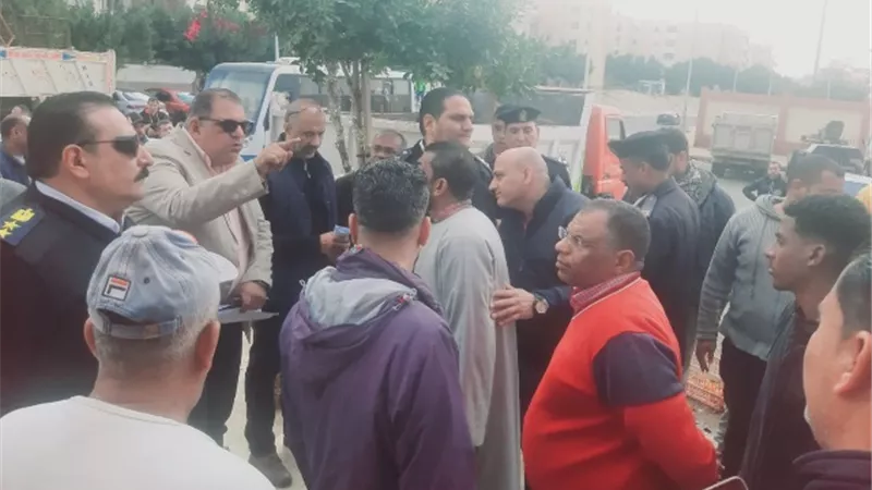 رئيس جهاز الشروق يقود حملة مكبرة على الإشغالات ويحرر22 محضر.. صور