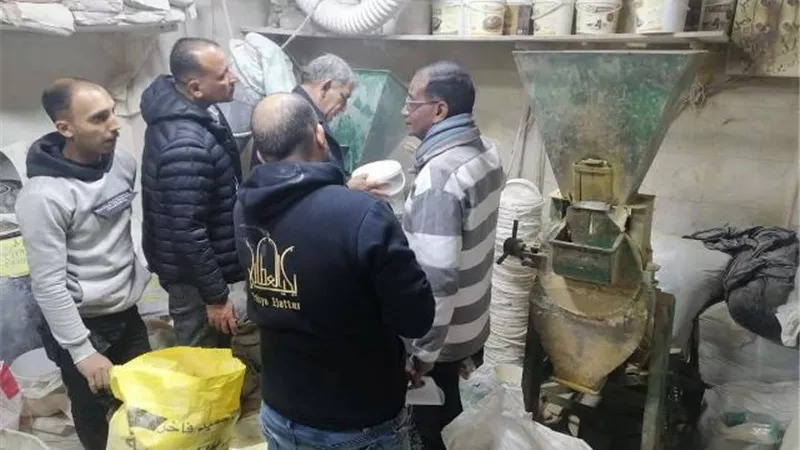 محافظ الجيزة: ضبط ١٣٠ طن دقيق مدعم ومواد غذائية مجهولة المصدر
