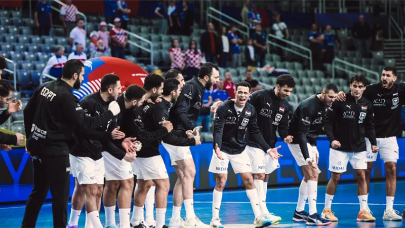 منتخب مصر لكرة اليد يرتدي الزي 