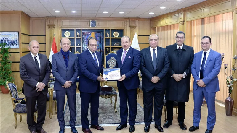جامعة المنصورة تُكرم الفريق المشارك بإجراء أول عملية لبناء صمامات