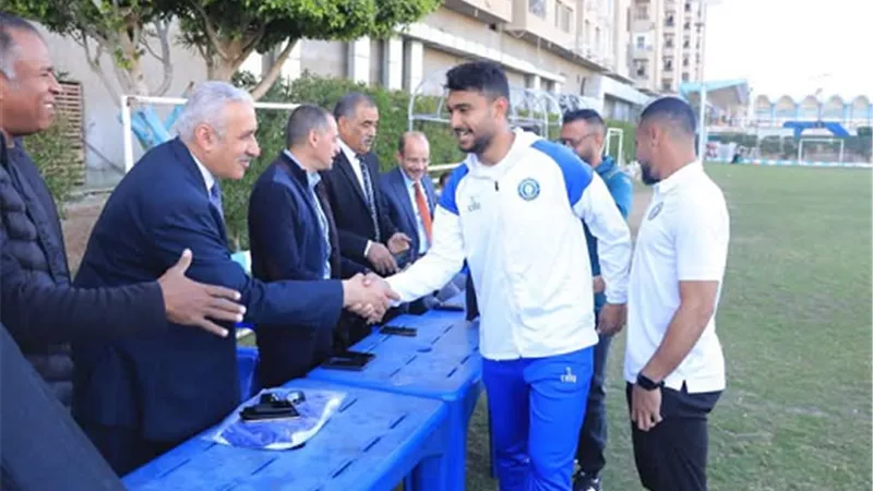نائب المحافظ يدعم نادي اسوان وطالب بضرورة مواصله الاداء الجيد