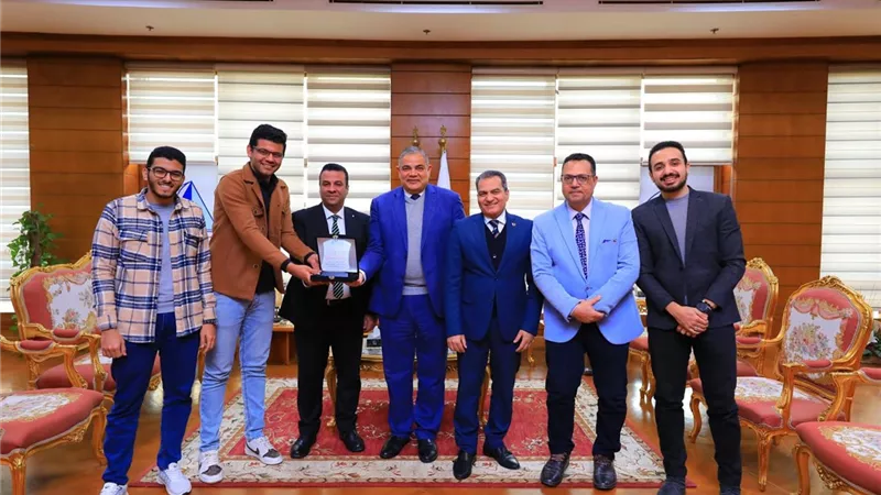 خريجو الدفعة السابعة طب كفرالشيخ يتبرعون بأسره للمستشفى الجامعي