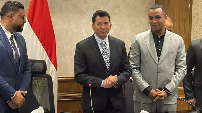 أعضاء نموذج محاكاة مجلس الشيوخ بكفر الشيخ فى اجتماع لجنة الإسكان
