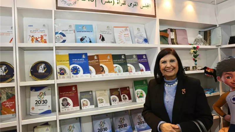 نائبة رئيسة القومي للمرأة تتفقد جناح المجلس بمعرض الكتاب